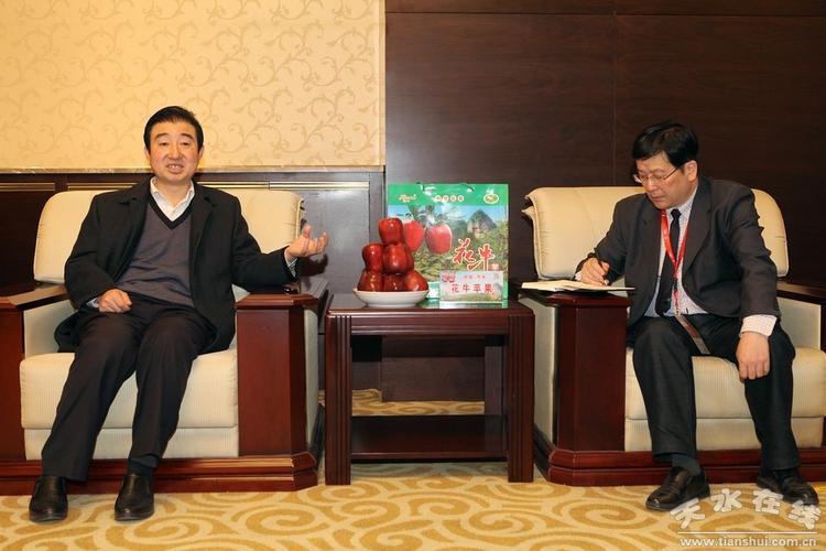 (天水市政府副市长霍卫平接受记者采访)