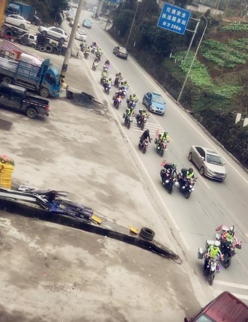 重庆现摩托车迎亲车队 场面很拉风