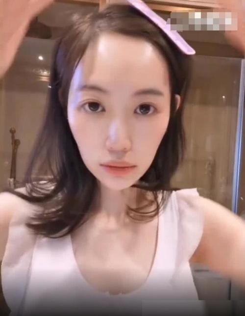 马蓉素颜营业被吐槽美颜过重,尖嘴猴腮嘴巴大,马蓉承认素颜憔悴