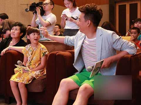 14日,黄磊带女儿多多在京出席《爸爸去哪儿2》宣传发布会.