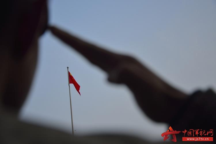 新兵向国旗敬礼