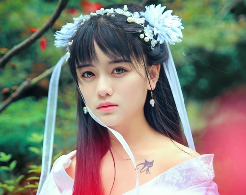 南笙原名叫罗小伊,最早成名于一组复古风格的写真,是豆瓣四大女神之