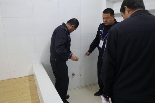 镇江市局监管支队检查组来到句容市看守所检查悬挂点整治工作