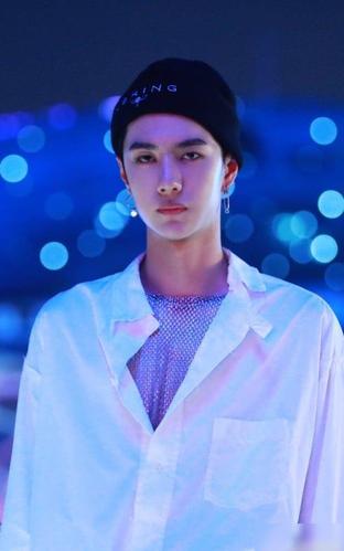 王一博不愧是酷盖,敢挑战"渔网衣",看到上身效果女粉都失控了