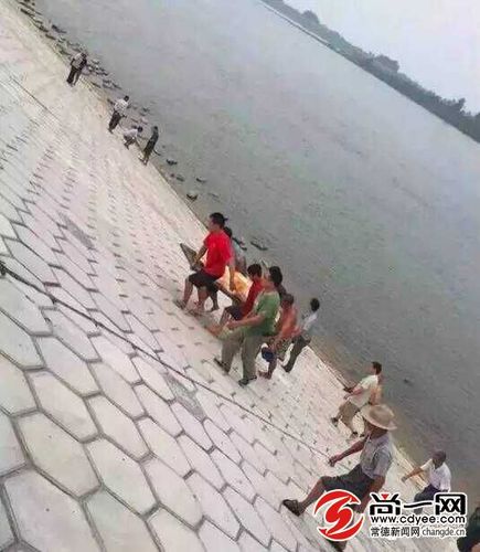 遇难祖孙三人遗体打捞现场.网友供图(图片来源常德晚报)