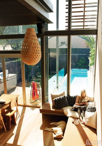 大大的玻璃窗下设计的飘窗就像是一个时尚的l型沙发,很带感.