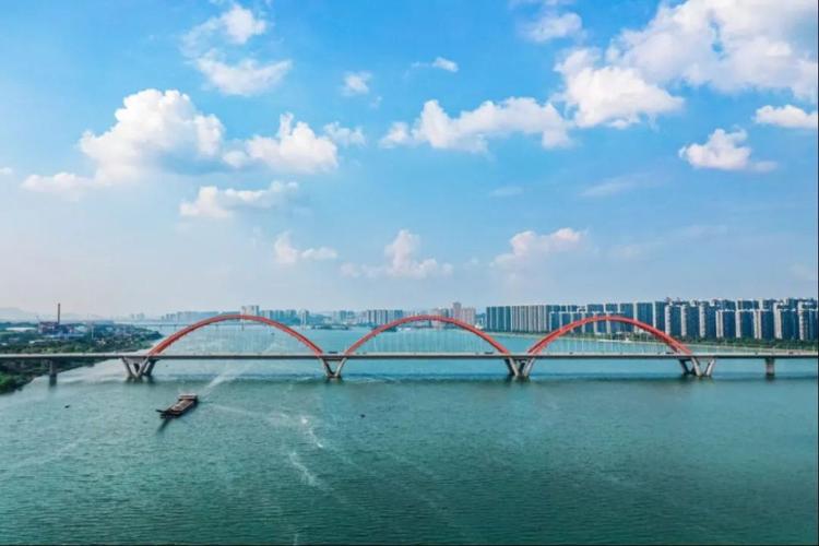 福元路大桥横跨湘江,至今长沙已有10余条过江通道.石兰夫 摄