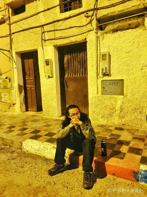 书中故事的发生地:阿雍的照片,我身后便是三毛和荷西曾经居住的房子