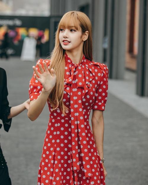 lisa私服街拍照太吸睛,身穿一身灰色休闲装,真是随性又慵懒