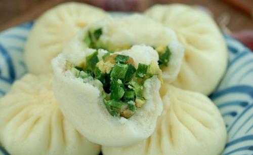 这个韭菜鸡蛋馅包子你可能没吃过,加点它味道鲜美,咬一口酥脆
