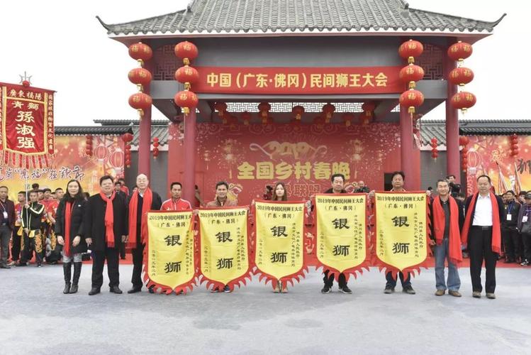 领导嘉宾为金狮,银狮颁奖