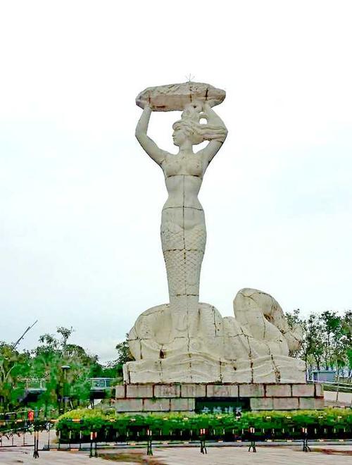 园内有女娲手举五彩石补天的塑像,象征着蛇口敢为天下先的创新精神!