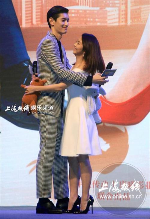 谭松韵弃刘昊然搂金泰焕 最萌身高上演舌尖厮杀