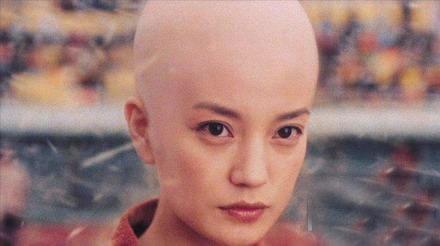 我是光头我最美,剃剃更亮丽        在电影《少林足球》中,赵薇牺牲