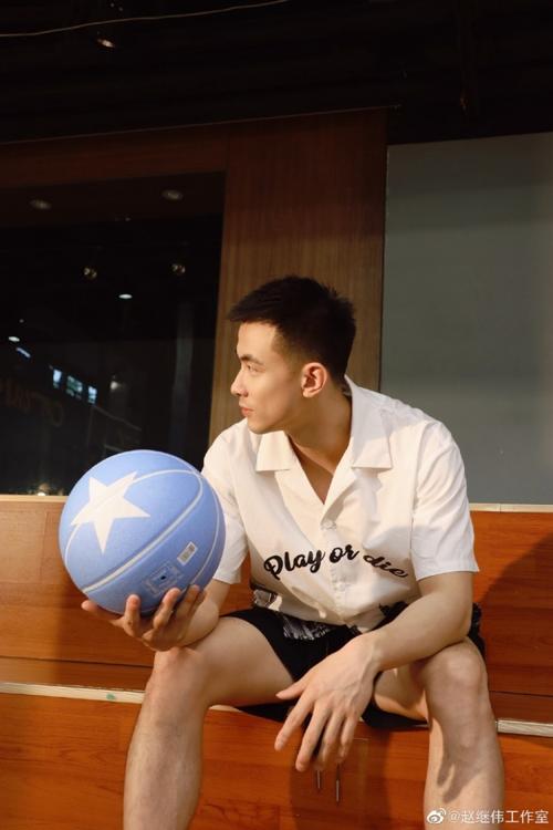 阳光型男赵继伟工作室晒帅照库存发一波