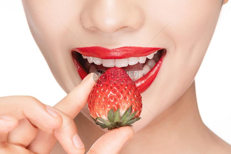 美女吃草莓嘴巴局部特写