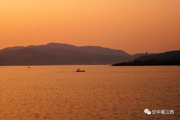 航拍江西瑞昌赤湖满夕阳 山水恋黄昏
