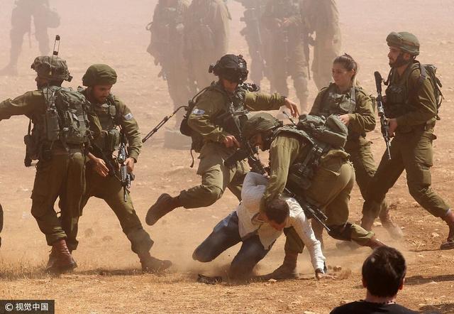 巴勒斯坦示威者与以色列士兵冲突 拳打脚踢场面激烈