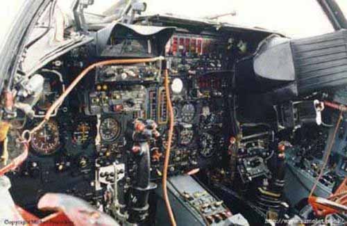 苏-24座舱内部特写[资料图片]; 红色"剑客":苏24战斗轰炸机; 苏-24