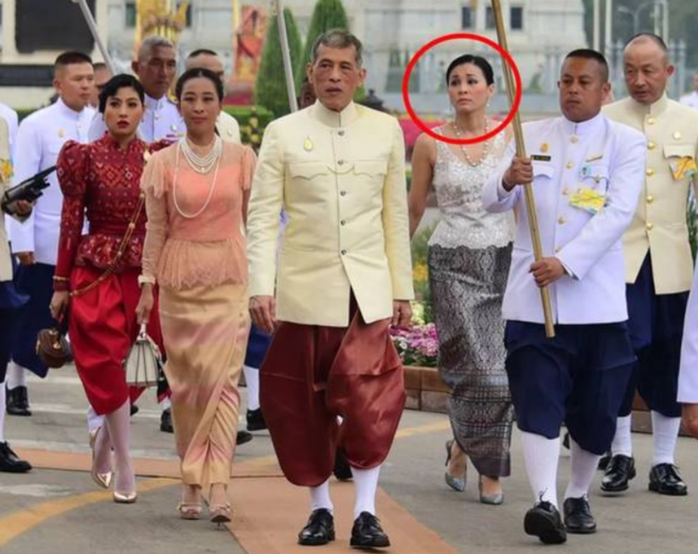 泰国王后苏提达巩固后位阻止泰王与伍盼伦自己却成金丝雀