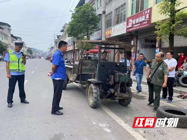 凤凰县阿拉营镇开展农机车辆道路交通顽瘴痼疾专项整治行动