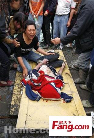 遇难者亲属在遇难的少女遗体旁恸哭