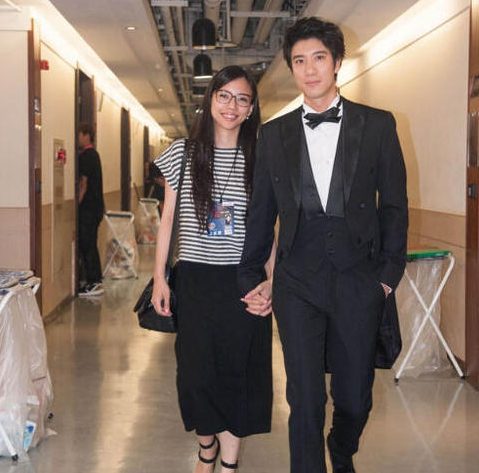 王力宏老婆合影成龙秀身材暴p图痕迹