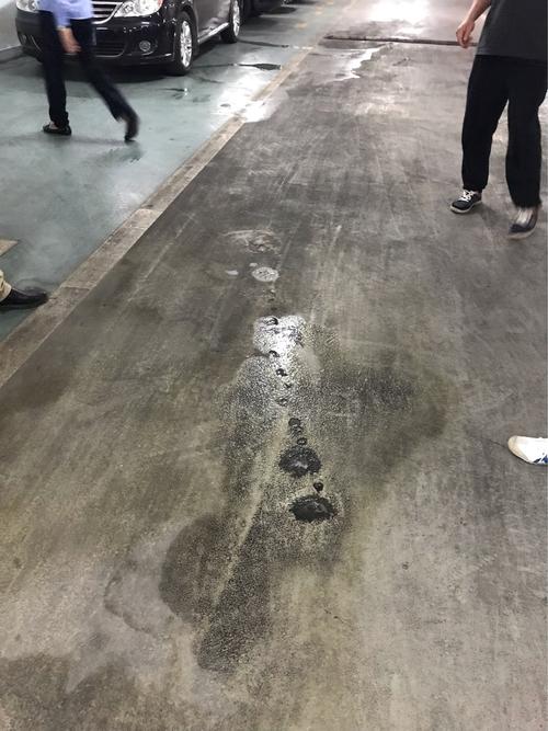 二层地下室底板渗漏水严重,据施工方反映施工中有一条管未拔出,导致