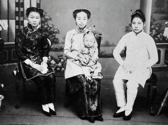 大姨太太沈氏是一位名妓,曾在袁世凯落魄时资助过他,他向沈氏承诺,苟