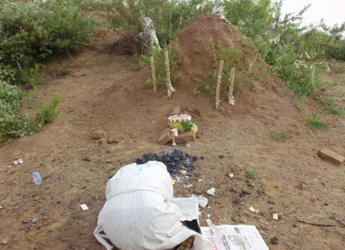 1,在农村有上坟的习俗,一般在小年前大年前就开始上坟.