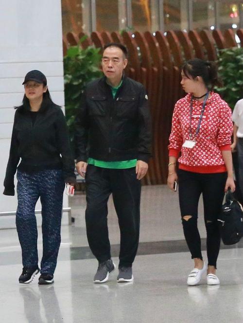 陈红陈凯歌夫妇素颜现身,穿着普通,网友:陈红老的太快