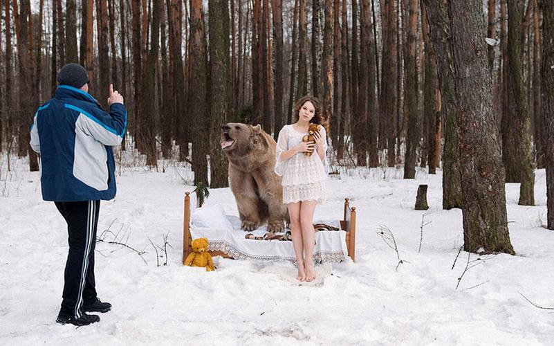 俄美女模特雪地里拥抱灰熊 反对猎杀动物 (组图)