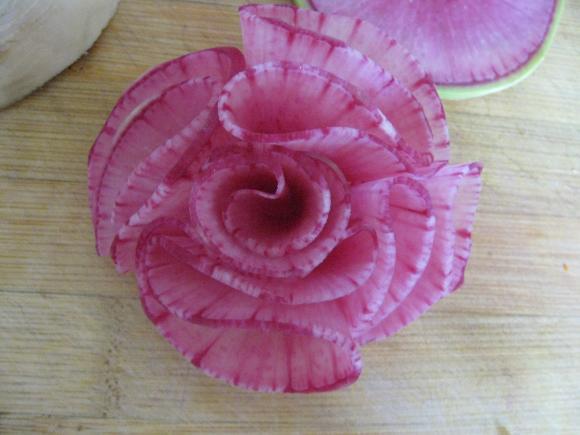 6,这样,一朵萝卜花就做好了