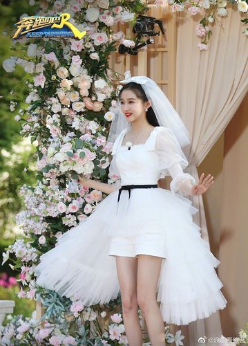 日前播出的《奔跑吧》中,关晓彤穿着白色蓬蓬婚纱亮相,清新可爱,细