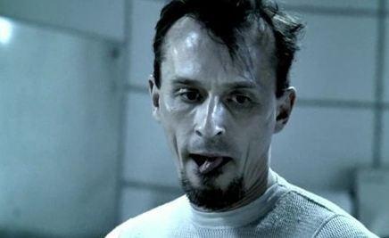 在越狱中t-bag每次把裤子口袋翻出来是什么意思?