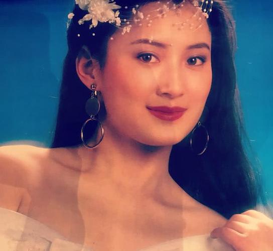 挂历女神瞿颖晒老照片,自曝26年前便已佩戴美瞳,是圈