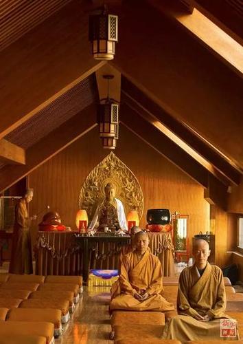 法师在禅堂打坐.新华社记者薛东梅摄