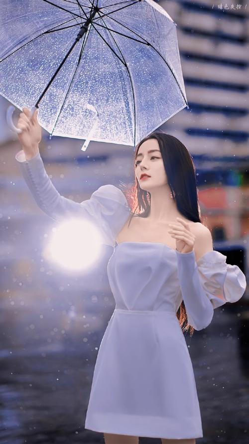 迪丽热巴雨中撑伞氛围感大片