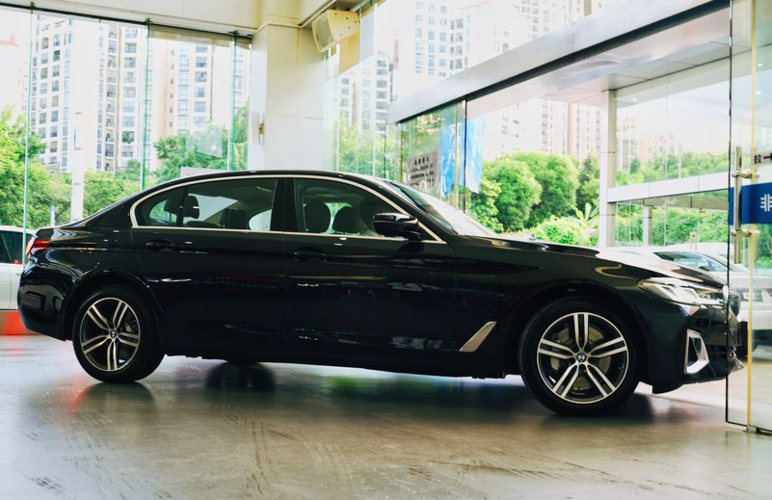 实拍2021款宝马5系,黑色涂装很大方,配2.0t,是时候入手了!