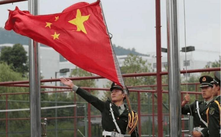 日本人脚踢"国旗台"后, 被我国解放军一枪砸晕!