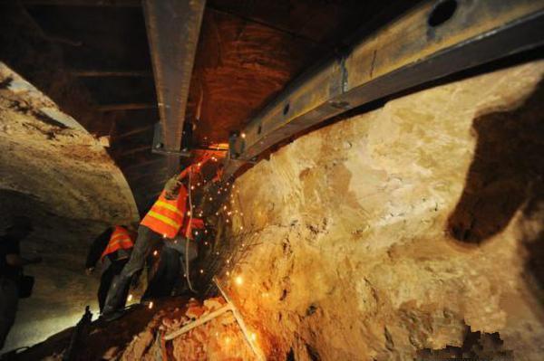 浅析公路隧道施工不良地质灾害的应对