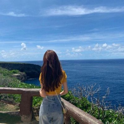 女生剪刀手背影头像