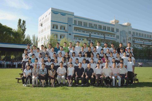永恒的回忆哈密市八中2008届毕业合影留念 (上)