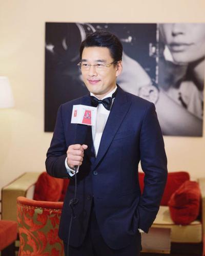 眼镜对相貌改变有多大?王耀庆慈善晚会上的帅气示范给