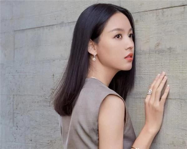 她拒绝豪门,最后嫁给了爱情,被称为"第一美女"