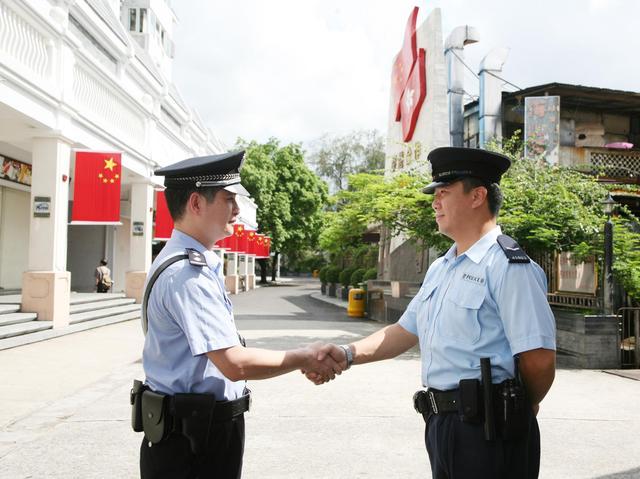 在这个被赋予特殊历史意义的日子里,中英街上,深港两地警察的握手瞬间