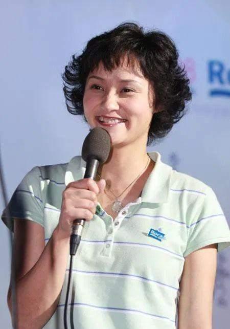 跳水皇后高敏51岁了依旧气质优雅如今的她事业生活双丰收