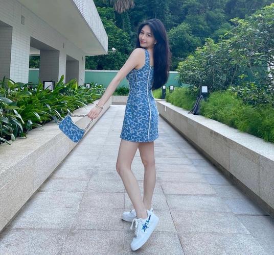 邱淑贞闺女沈月8月24日在本人社交平台上晒出一组自身的照片.