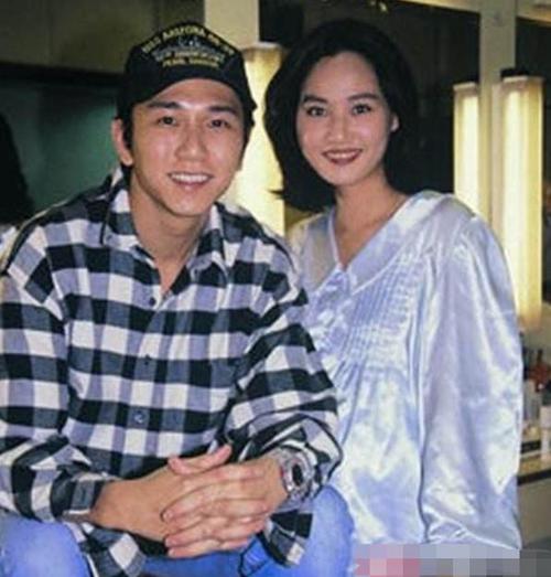 再谈及温兆伦的感情史,他的第一任妻子是香港小姐李美玲,本是才子佳人