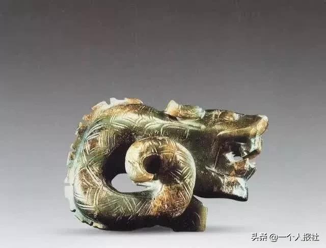 玉勾云双鸟形佩 红山文化 长16.5厘米 宽5.4厘米 天津市艺术博物馆藏